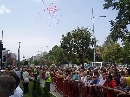 Merkator Novi Sad, guzva i baloni